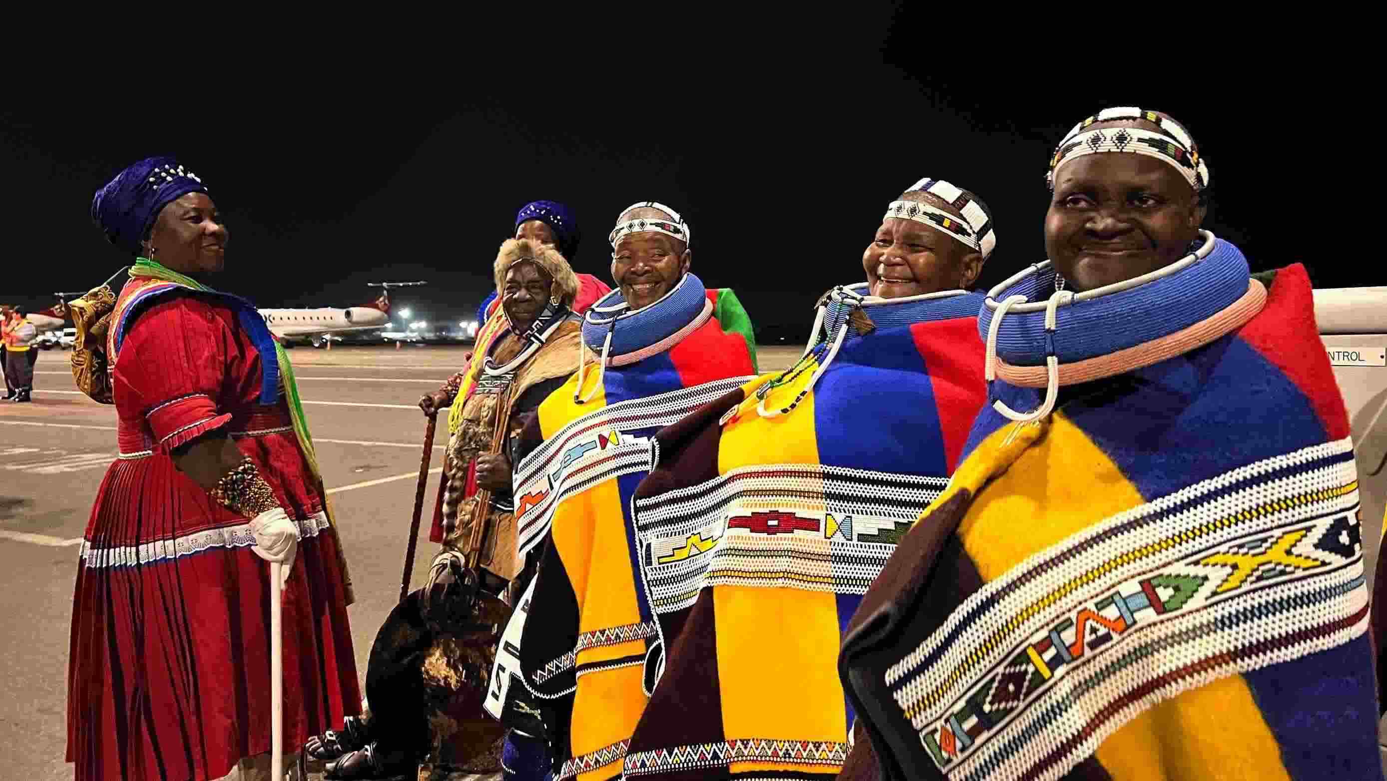 當?shù)貢r間2023年8月21日晚，習(xí)近平主席乘坐的專機抵達南非約翰內(nèi)斯堡坦博國際機場，這是身穿民族服飾迎接的當?shù)厝罕姟? width=