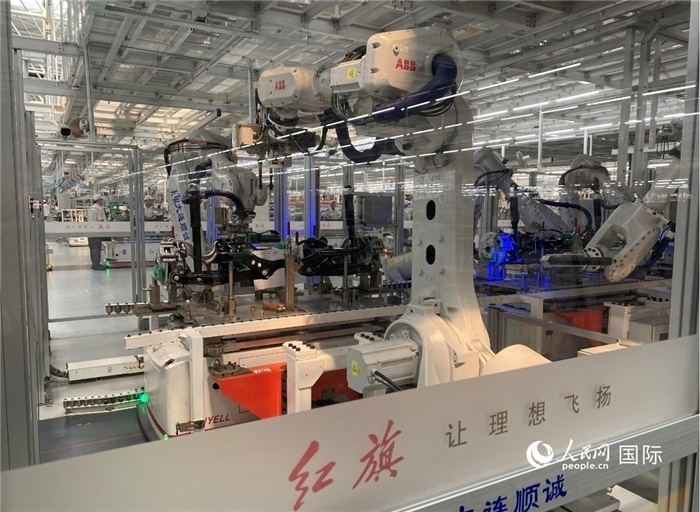 一汽—紅旗繁榮工廠內的智能機器人。人民網(wǎng) 宋歌攝