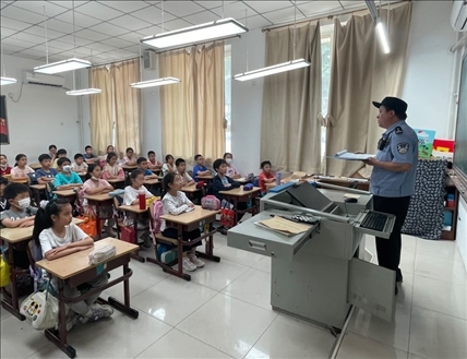 趙超剛在呼家樓中心小學(xué)為學(xué)生們講法治課。受訪者供圖