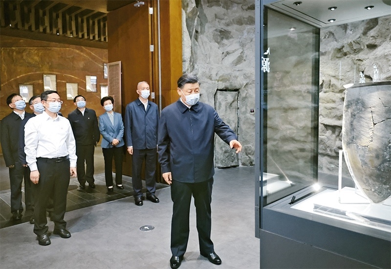 2023年6月2日，中共中央總書記、國家主席、中央軍委主席習(xí)近平在北京出席文化傳承發(fā)展座談會并發(fā)表重要講話。這是座談會前，習(xí)近平2日下午在中國歷史研究院考察。 新華社記者 鞠鵬/攝