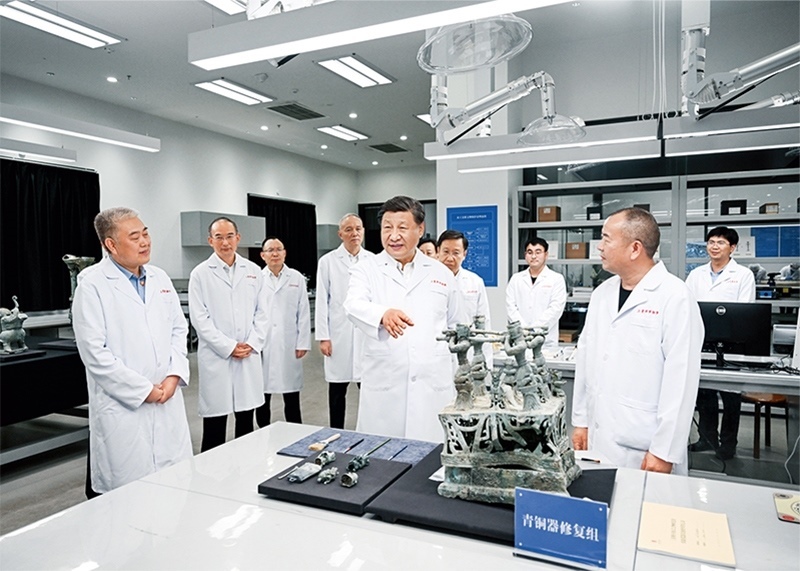 2023年7月25日至27日，中共中央總書記、國家主席、中央軍委主席習(xí)近平在四川考察。這是26日下午，習(xí)近平在位于德陽市廣漢市的三星堆博物館文物保護與修復(fù)館，同現(xiàn)場工作人員親切交流。 新華社記者 謝環(huán)馳/攝