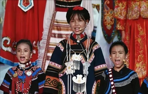 △今年7月，在成都大運(yùn)會(huì)開(kāi)幕式上，從大山深處走來(lái)的孩子們，自信地站在舞臺(tái)中央，以歌聲表達(dá)對(duì)未來(lái)的憧憬。