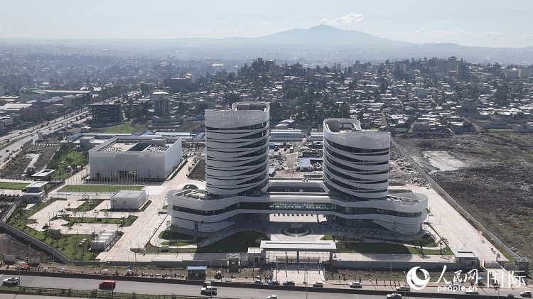 非洲疾病預(yù)防控制中心總部（一期）航拍。人民網(wǎng)記者 劉寧攝