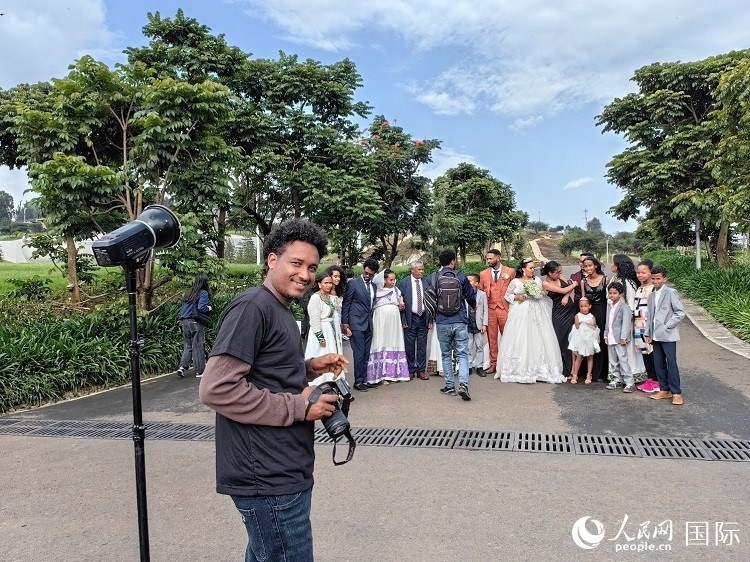 一對(duì)新人和親友在亞的斯亞貝巴友誼廣場(chǎng)合影。人民網(wǎng)記者 陳星星攝