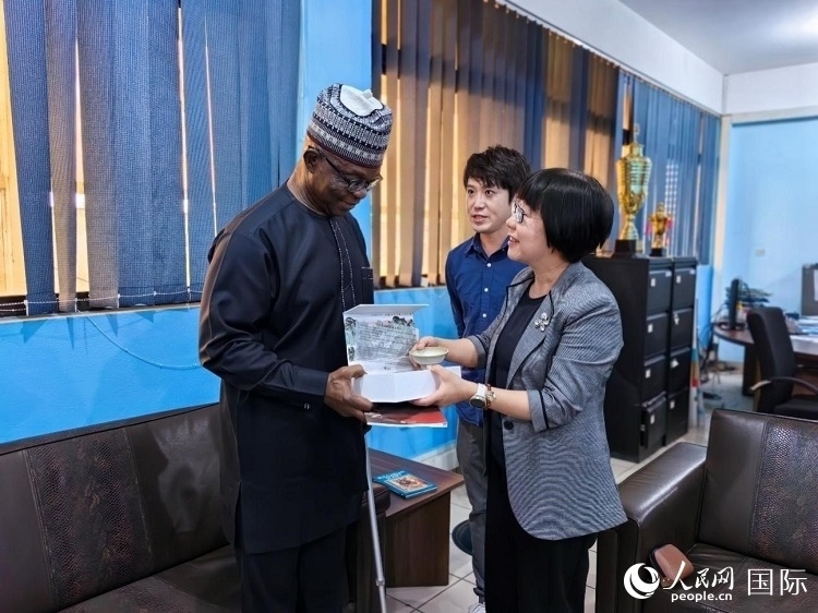 人民網(wǎng)監(jiān)事會(huì)主席唐維紅（右一）帶隊(duì)訪問(wèn)尼日利亞通訊社，與該社總裁布克·龐勒（左一）交流。人民網(wǎng)記者 陳星星攝