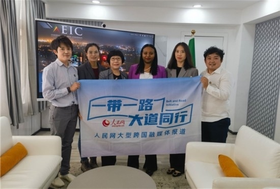 埃塞俄比亞投資委主任萊利斯（右三）、萬巧云（左二）與人民網(wǎng)記者合影。