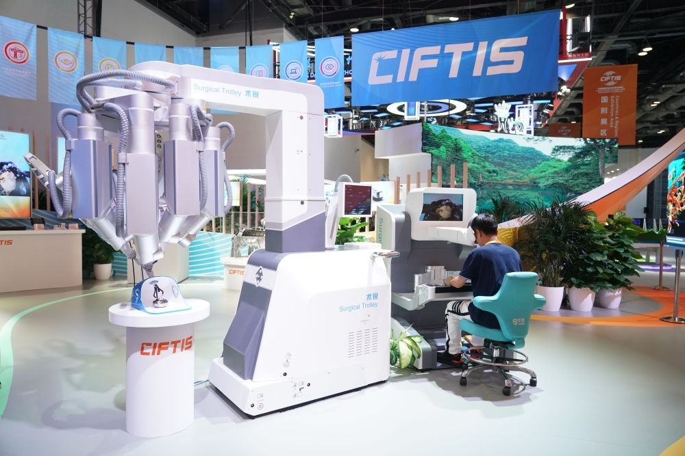 這是9月1日在國家會議中心拍攝的一款單孔腔鏡手術(shù)機(jī)器人。新華社記者 任超 攝