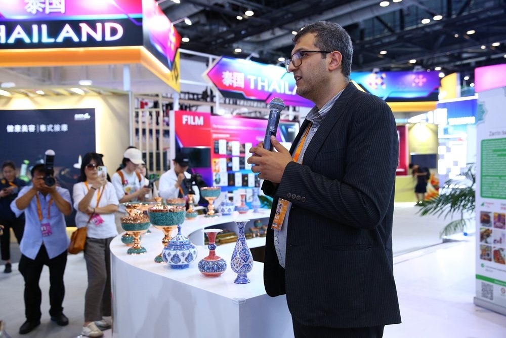 9月1日，參展商在國家會議中心向媒體記者介紹展臺信息。新華社記者 孫瑋彤 攝