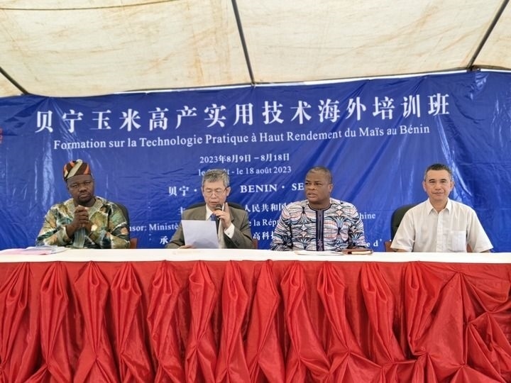 8月9日，2023年貝寧“玉米高產(chǎn)實(shí)用技術(shù)培訓(xùn)班”開(kāi)班儀式在位于塞梅波吉市的中國(guó)援貝寧農(nóng)業(yè)技術(shù)示范中心舉行。