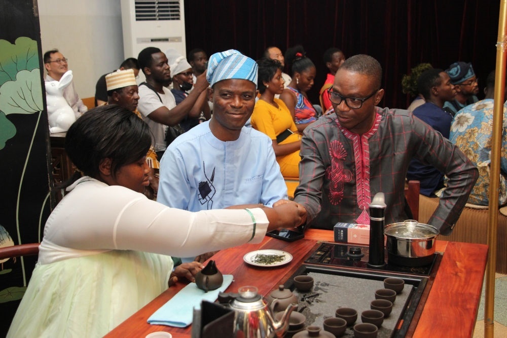 人們?cè)谪悓幙仆信悓幹袊?guó)文化中心“茶和天下·雅集——青島有禮”文化交流活動(dòng)上品茶。