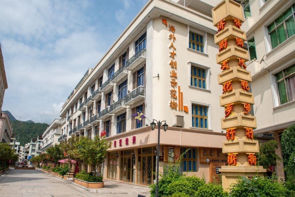 浙江溫州文成縣玉壺鎮(zhèn)是全國(guó)著名僑鄉(xiāng)。近年來(lái)，當(dāng)?shù)胤e極搭建平臺(tái)，吸引華僑回鄉(xiāng)創(chuàng)業(yè)。圖為該鎮(zhèn)的海外人才創(chuàng)業(yè)示范街