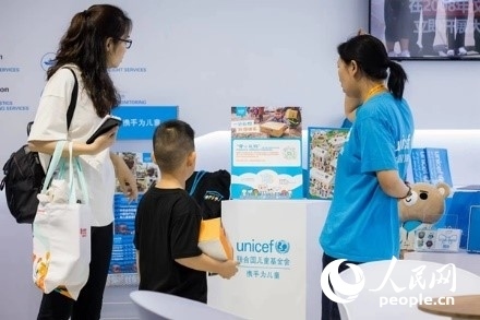 9月2日，觀眾駐足聯(lián)合國兒童基金會展館。圖片由聯(lián)合國兒童基金會提供