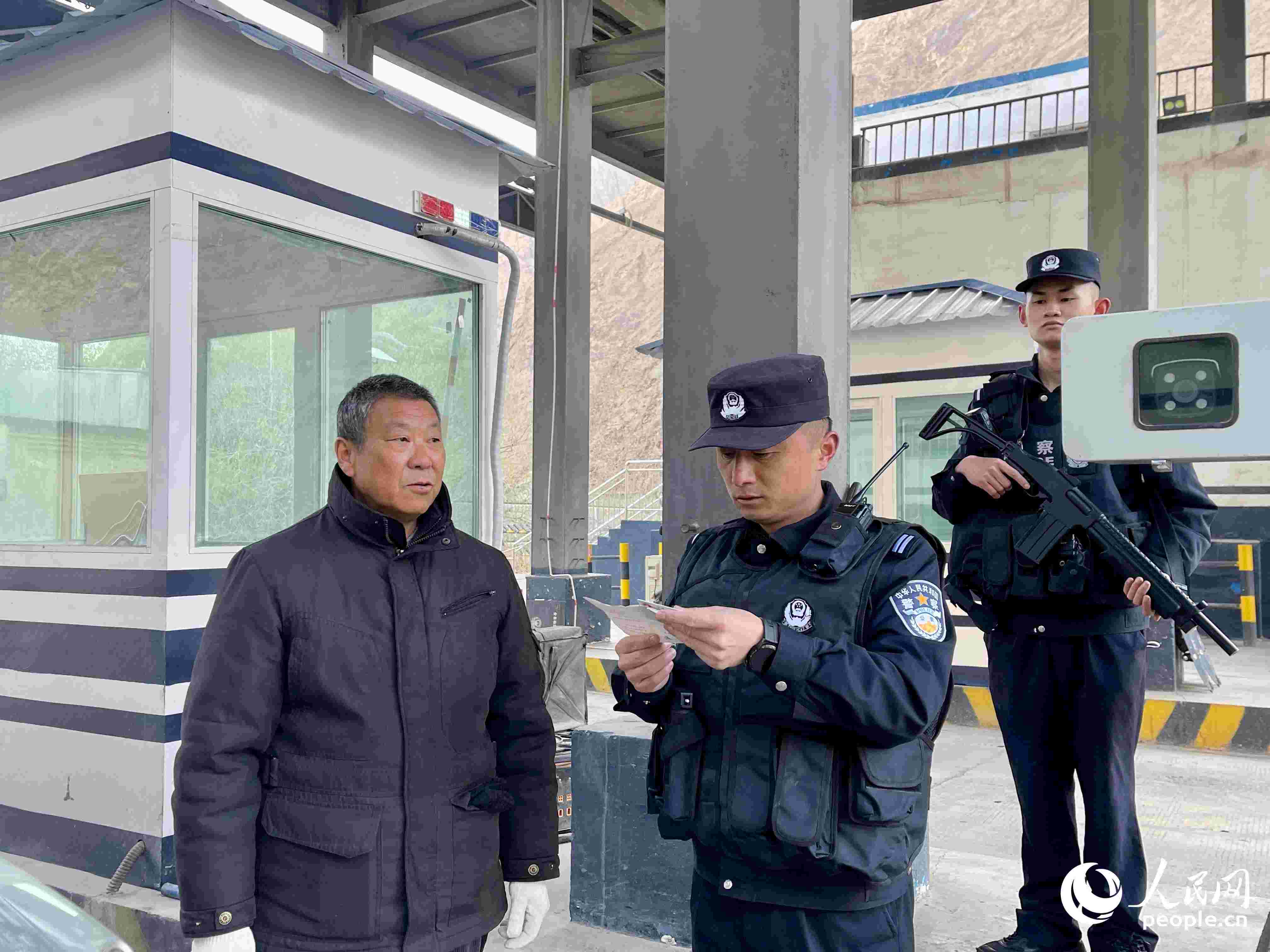 2023年5月10日，在庫(kù)地邊境檢查站，陳暢核對(duì)進(jìn)出邊境管理區(qū)人員信息。人民網(wǎng) 周靜圓攝