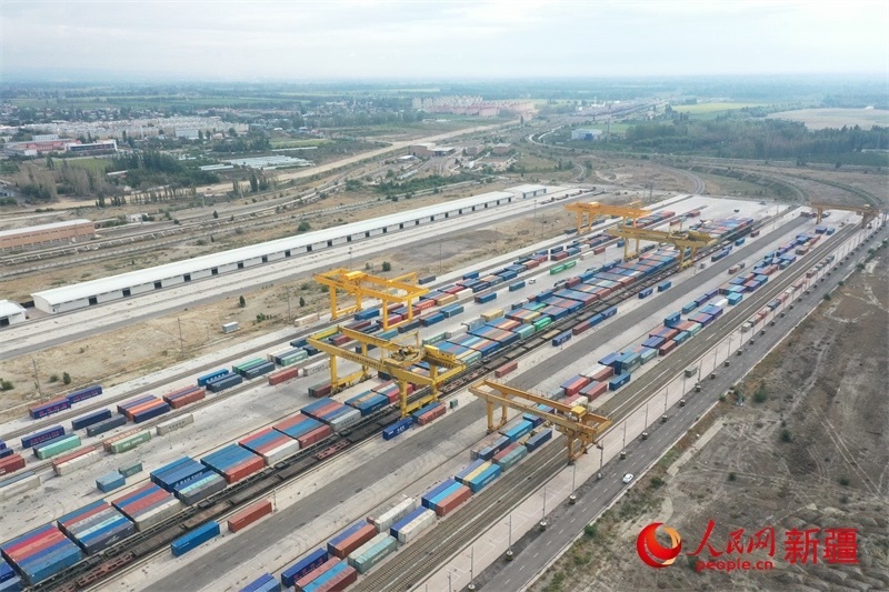 8月8日，在霍爾果斯口岸換裝廠區(qū)，工人正在進(jìn)行吊箱作業(yè)。 人民網(wǎng)記者 張力洋攝