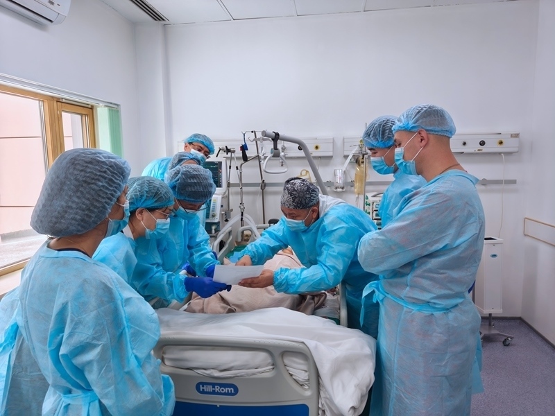 中哈專家團(tuán)隊完成哈國首例離體肝切和自體肝移植術(shù)。 新疆醫(yī)科大學(xué)第一附屬醫(yī)院供圖