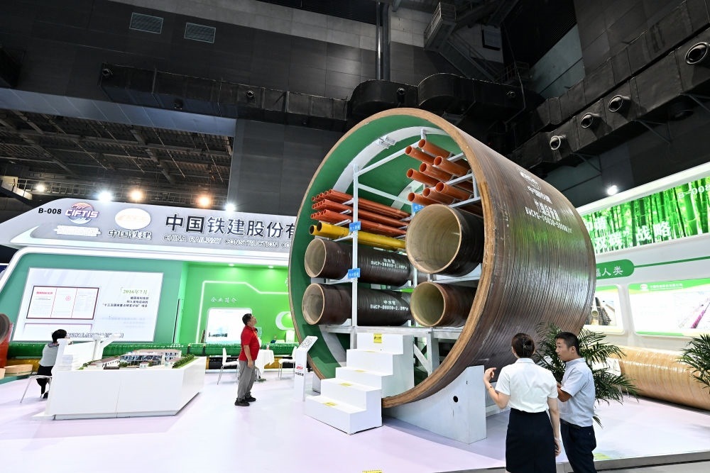 9月2日，在國家體育館舉行的服貿(mào)會環(huán)境服務(wù)專題展上，客商在中國鐵建展位竹纏繞管廊旁了解信息。新華社記者 李鑫 攝