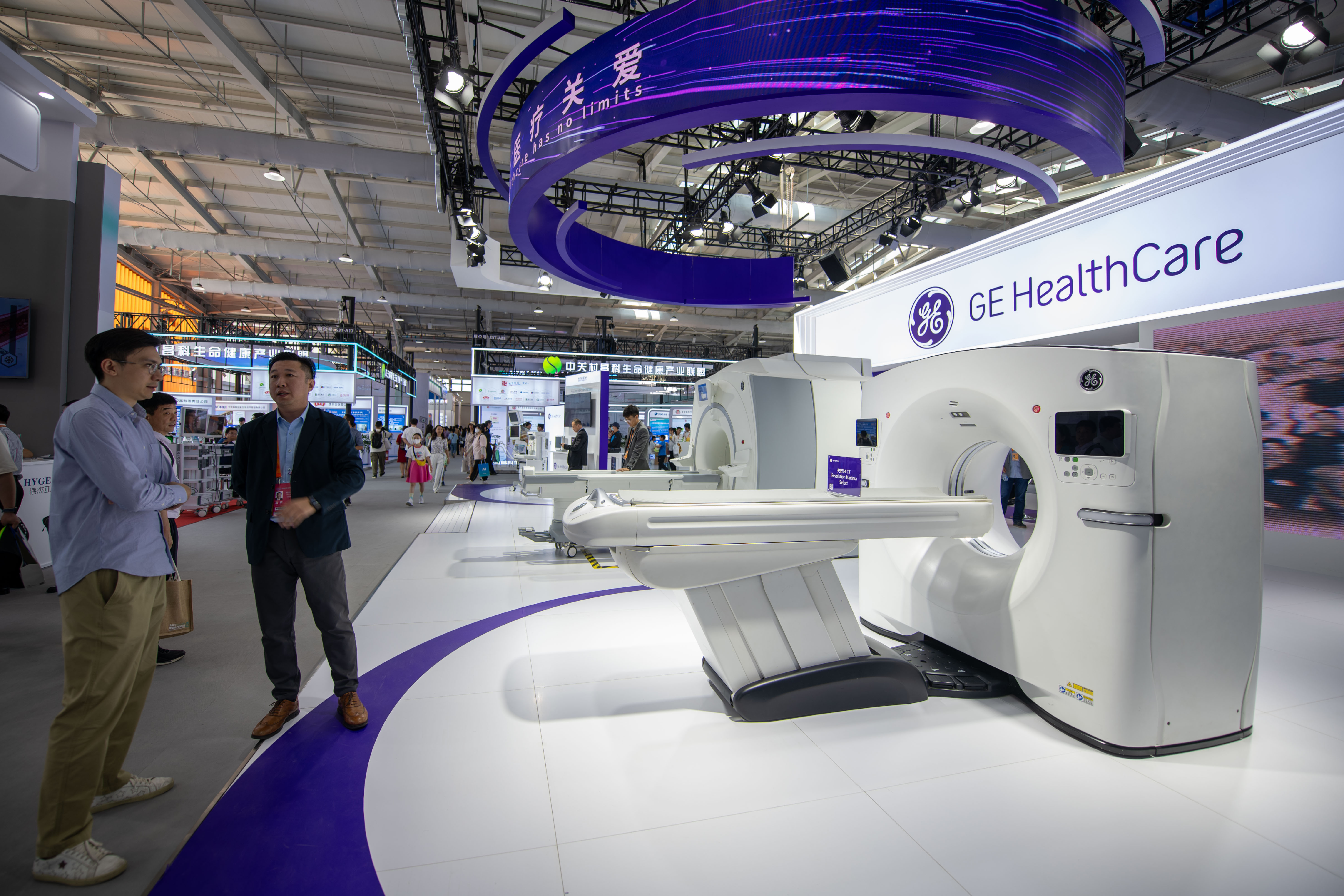 9月3日，在位于首鋼園的健康衛(wèi)生服務(wù)展區(qū)，觀眾正在參觀GE展臺。人民網(wǎng)記者 翁奇羽攝