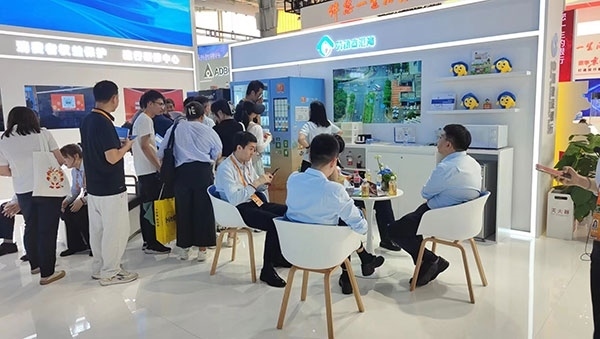 銀行機(jī)構(gòu)“勞動(dòng)者港灣”的服務(wù)理念，吸引觀展群眾上前咨詢。人民網(wǎng)記者 李彤?dāng)z