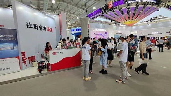 在銀行展臺(tái)，“溫度”成為了高頻詞匯。人民網(wǎng)記者 李彤?dāng)z