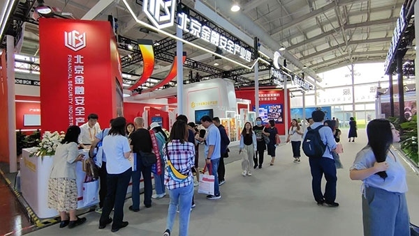 金融安全、投資者教育是金融服務(wù)展區(qū)知識(shí)科普的重要展示環(huán)節(jié)。人民網(wǎng)記者 李彤?dāng)z