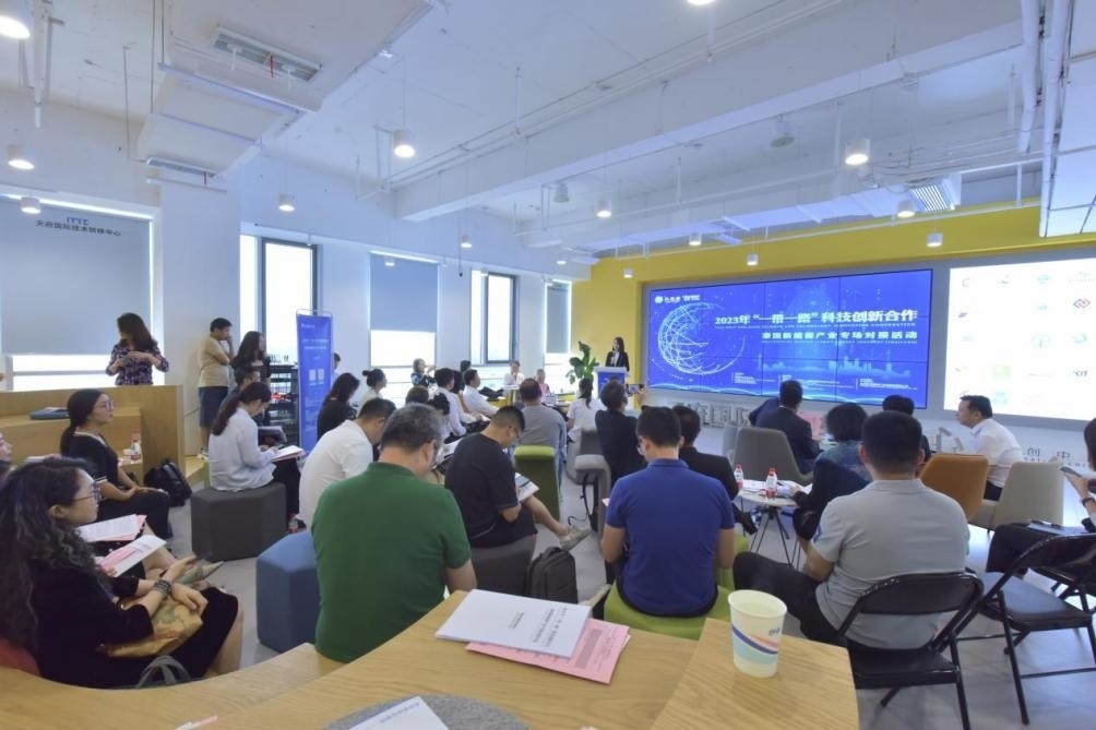 在天府國際技術(shù)轉(zhuǎn)移中心承辦的2023年“一帶一路”科技創(chuàng)新合作——泰國新能源產(chǎn)業(yè)專場對接活動(dòng)中，中泰企業(yè)機(jī)構(gòu)達(dá)成了合作意向。天府國際技術(shù)轉(zhuǎn)移中心供圖