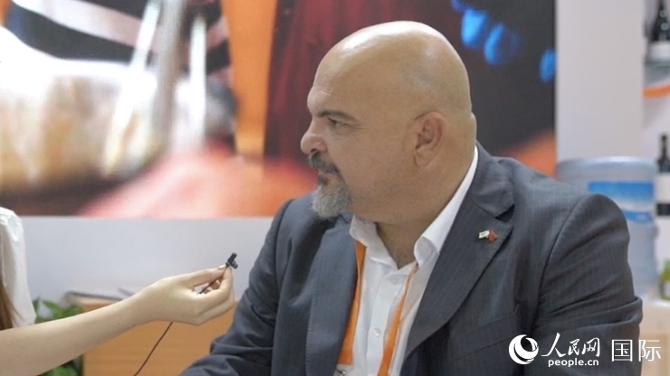 塞浦路斯首席經(jīng)濟(jì)商務(wù)參贊歐陽(yáng)路接受記者采訪。人民網(wǎng) 王禹蘅攝