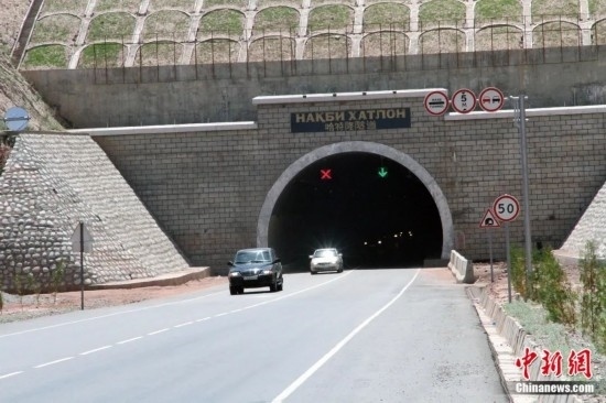 連接塔吉克斯坦南北的重要隧道之一哈特隆隧道由中國路橋承建，是塔國南北公路交通的重要干線道路，對促進(jìn)塔吉克斯坦南北交流和國民經(jīng)濟(jì)發(fā)展具有重要意義。田冰攝