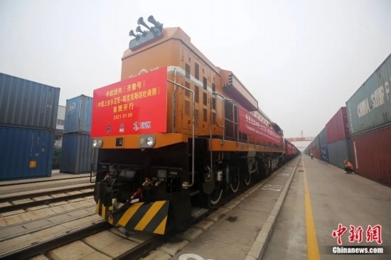 2021年7月5日，中國—上海合作組織地方經(jīng)貿(mào)合作示范區(qū)（簡稱“上合示范區(qū)”）前往塔吉克斯坦首都杜尚別的首班中歐班列（齊魯號）“上合快線”發(fā)出，從上合示范區(qū)青島多式聯(lián)運(yùn)中心啟程，為中國及日本、韓國等周邊國家和地區(qū)與塔吉克斯坦經(jīng)貿(mào)往來提供了全新的物流解決方案。胡耀杰 攝