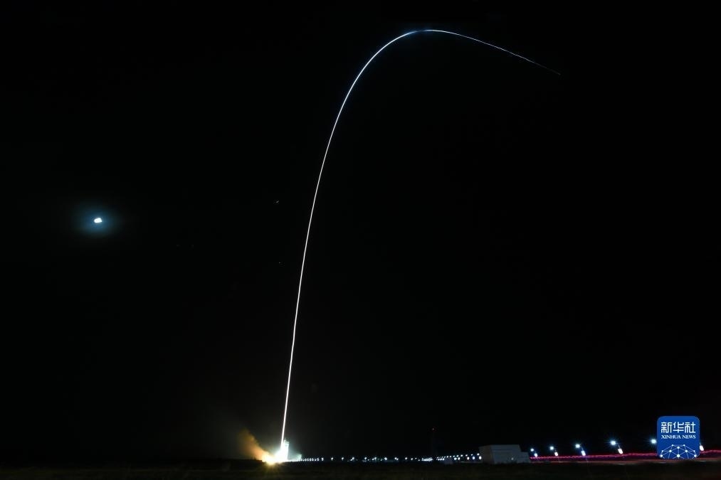 9月7日02時(shí)14分，我國(guó)在酒泉衛(wèi)星發(fā)射中心使用長(zhǎng)征四號(hào)丙運(yùn)載火箭，成功將遙感三十三號(hào)03星發(fā)射升空，衛(wèi)星順利進(jìn)入預(yù)定軌道，發(fā)射任務(wù)獲得圓滿成功。新華社發(fā)（汪江波 攝）