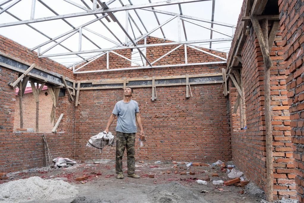 近日，在黑龍江省尚志市老街基鄉(xiāng)基豐村，村民劉環(huán)茂查看新建的房屋。新華社記者 謝劍飛 攝