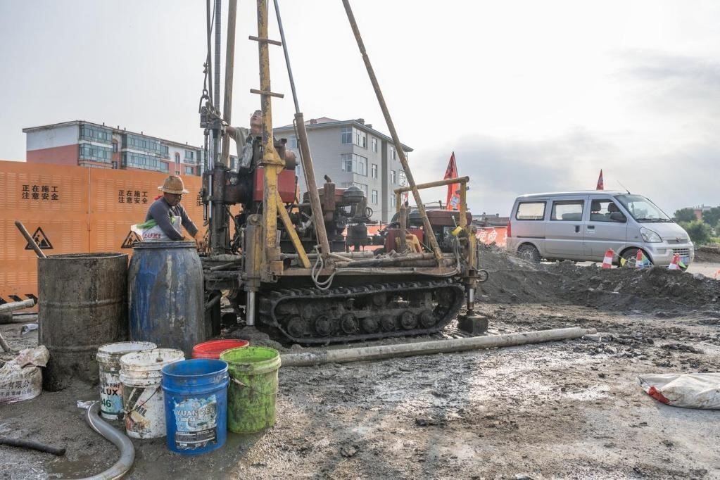 近日，在黑龍江省尚志市老街基鄉(xiāng)，施工人員正在作業(yè)。新華社記者 謝劍飛 攝