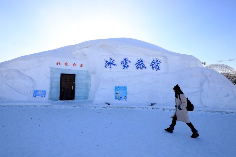 游客從北極村冰雪旅館的一個房間前走過（2018年1月31日攝）。