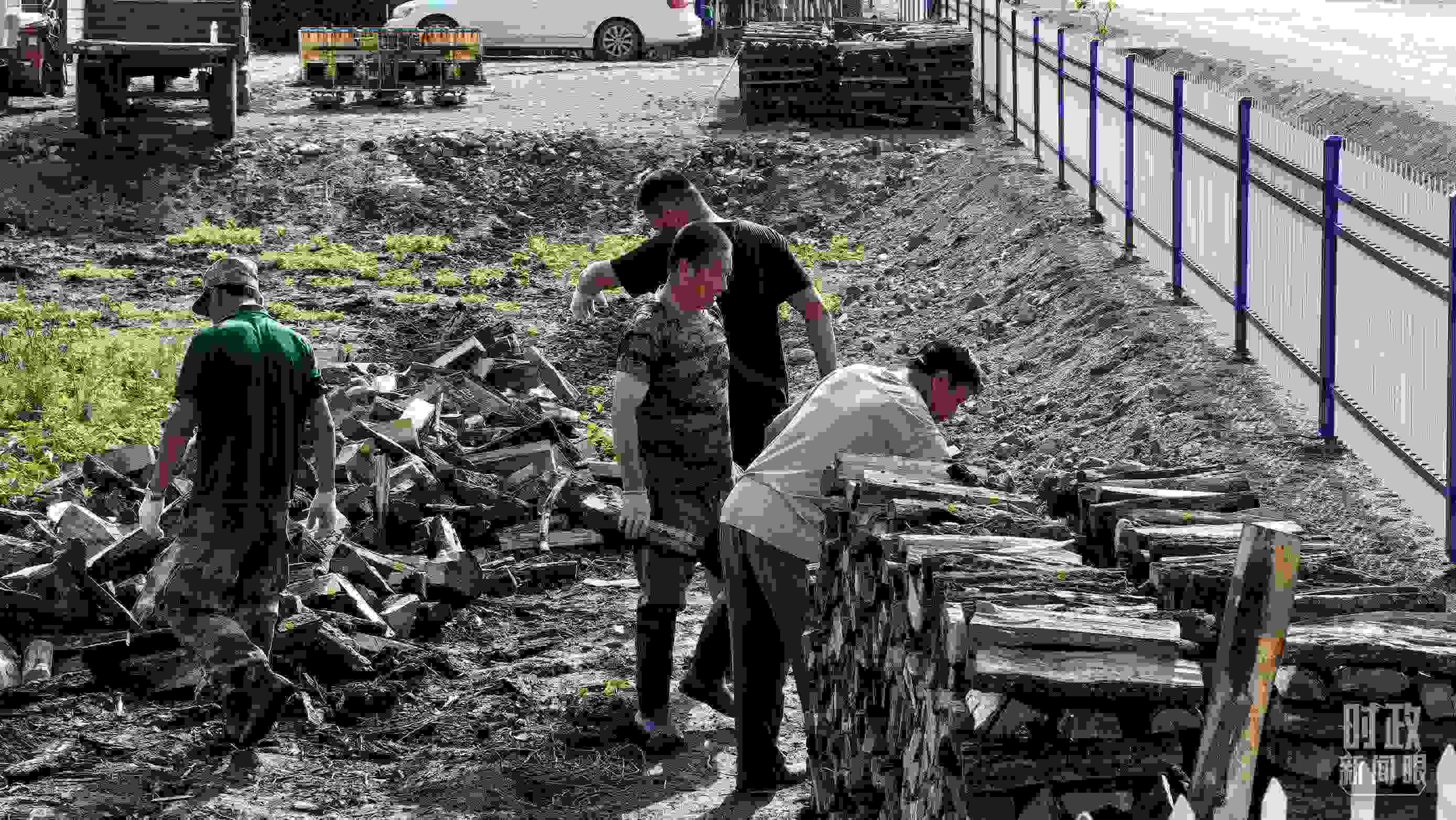 △村民正在整理家中被洪水沖垮的柴火垛。（總臺央廣記者潘毅拍攝）