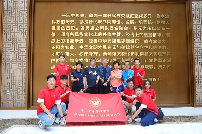 潘維廉和實(shí)踐隊(duì)師生在昌吉州博物館合影。主辦方供圖