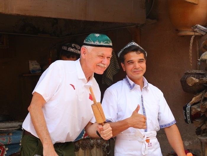 潘維廉和維吾爾族創(chuàng)業(yè)青年合影。主辦方供圖