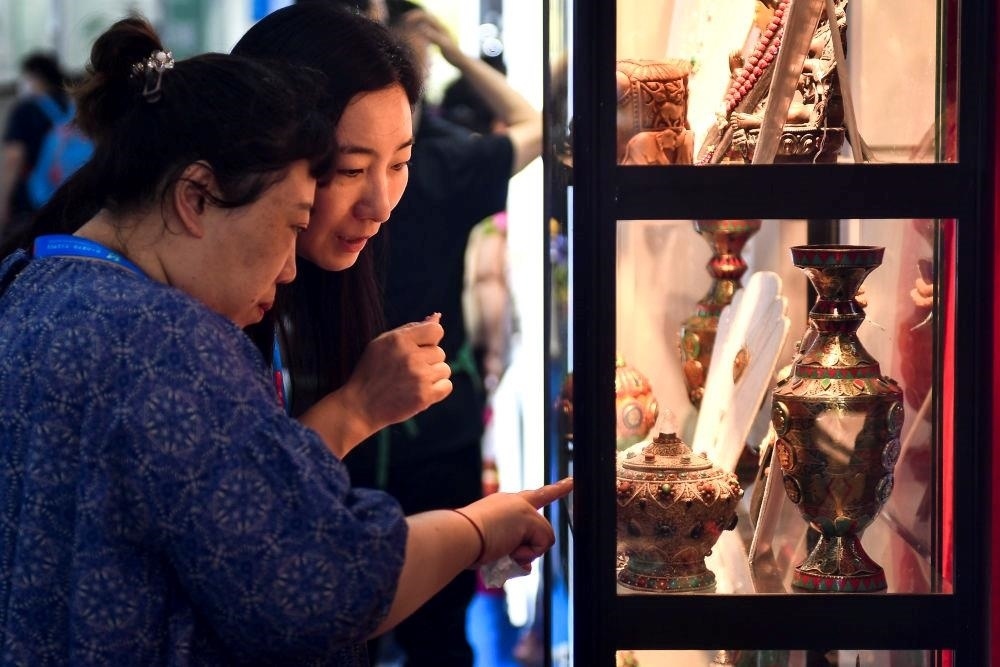 △2023年8月24日，參觀者在第十四屆中國—東北亞博覽會現(xiàn)場選購尼泊爾特色商品。