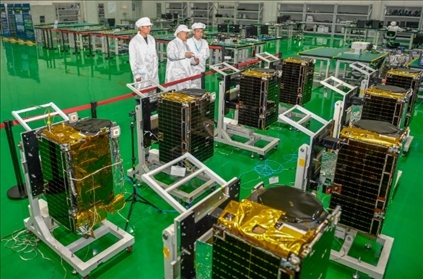 △2022年10月17日，位于吉林長春的長光衛(wèi)星技術股份有限公司科研人員在衛(wèi)星總裝測試大廳進行相關測試工作。