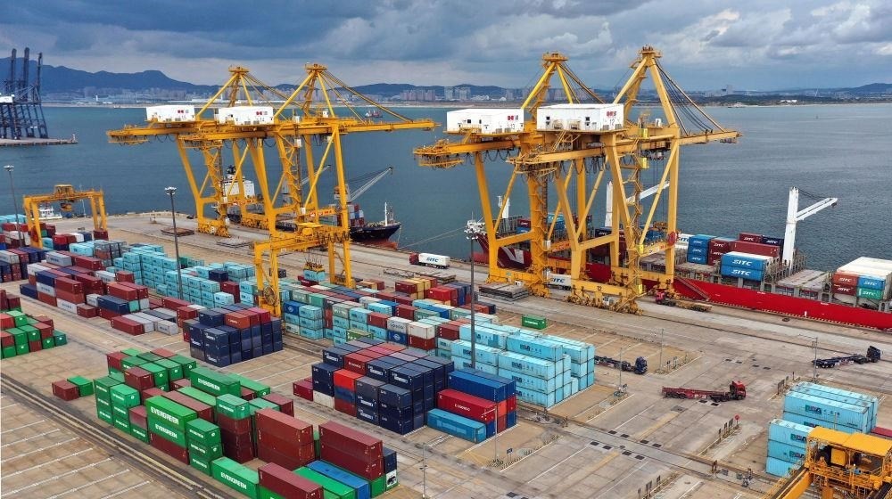 △在遼寧大連市遼寧港口集團大連港集裝箱碼頭，貨輪在裝卸集裝箱。