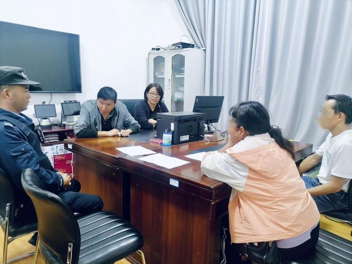 2023年8月4日，和立峰（左二）在調解一起家庭婚姻糾紛。受訪者供圖