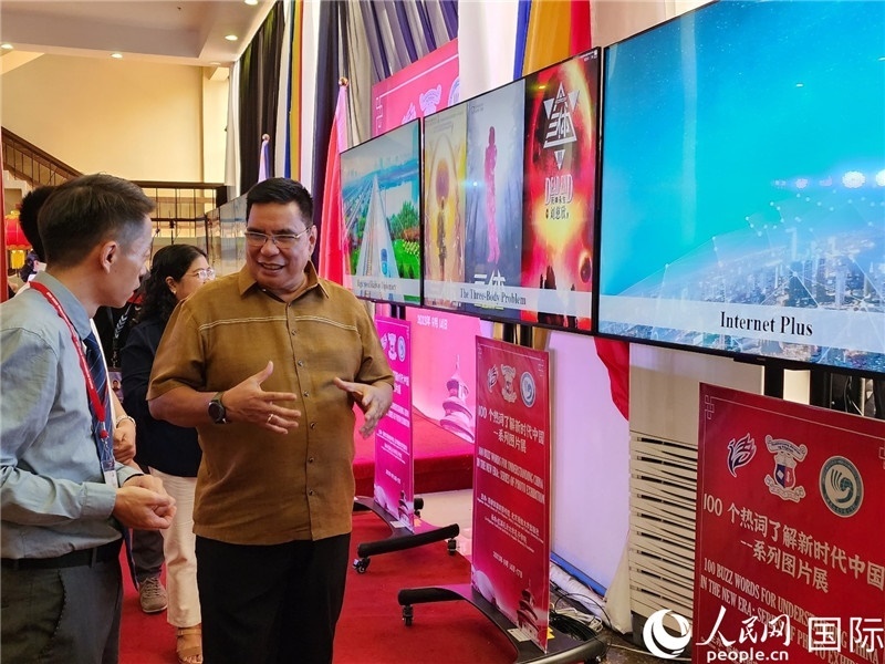 圖為菲律賓國家圖書館館長阿德里亞諾參觀新時代中國圖片展。人民網(wǎng)記者樊帆攝