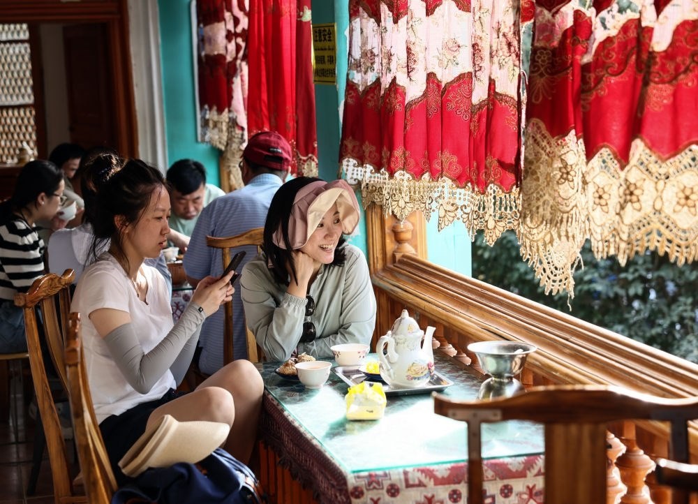 游客在新疆喀什古城景區(qū)百年老茶館內(nèi)品茶小憩（2023年9月7日攝）。新華社記者 蘭紅光 攝