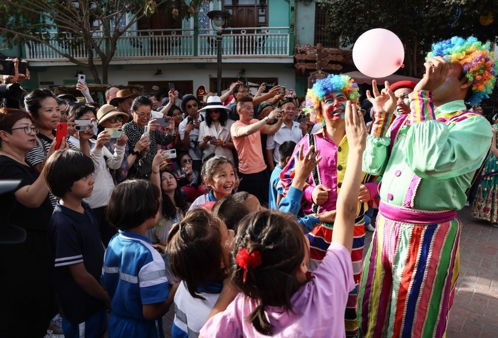 演員與小朋友在新疆喀什古城景區(qū)互動(dòng)（2023年9月7日攝）。新華社記者 蘭紅光 攝