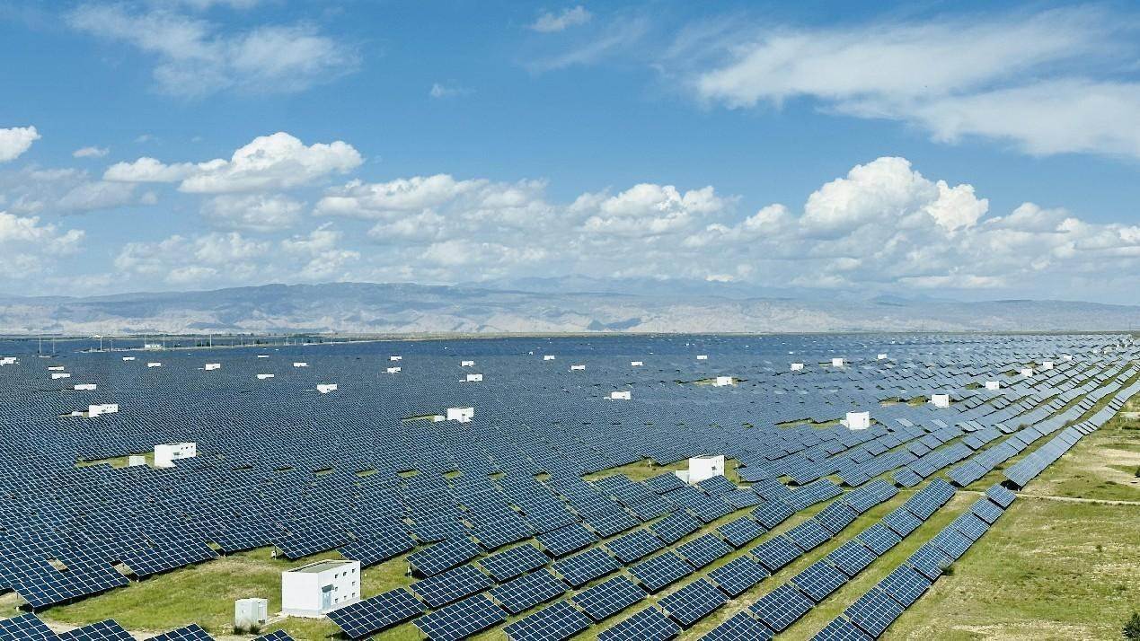 遠眺青海省海南州光伏發(fā)電園區(qū)。人民網 劉沛然攝