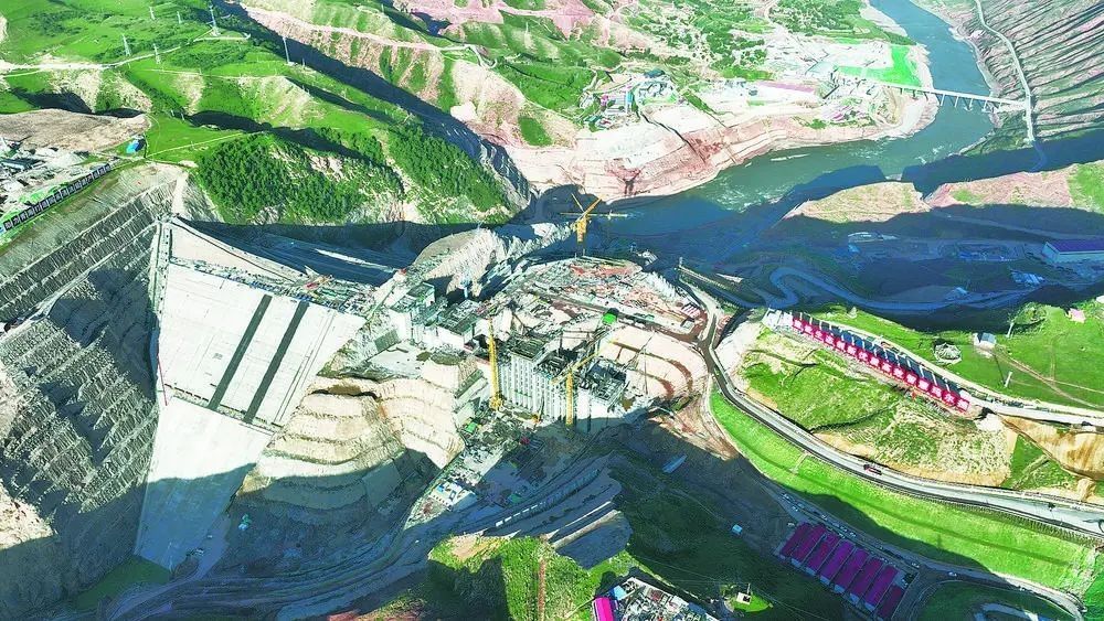 瑪爾擋水電站項目建設現場。國家能源集團青?，敔枔跛娬竟﹫D