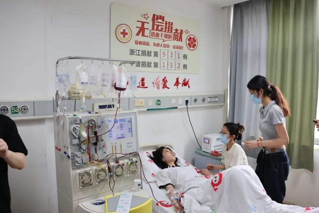 陸冰冰（右三）捐獻185毫升造血干細胞。受訪者供圖