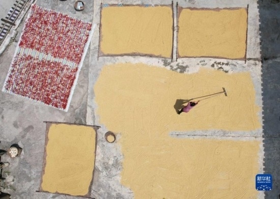 9月16日，村民在貴州省黔東南苗族侗族自治州施秉縣馬溪鄉(xiāng)王家坪村晾曬稻谷（無人機照片）。