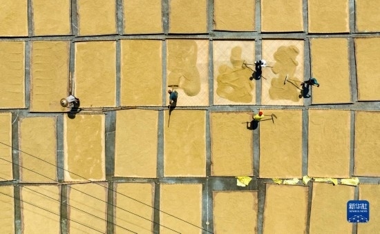 9月16日，在湖南省懷化市通道侗族自治縣萬佛山鎮(zhèn)溪上村，村民在晾曬稻谷（無人機照片）。