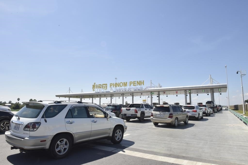 2022年11月7日，車輛在柬埔寨首都金邊的金港高速公路入口處排隊。金港高速公路連接柬埔寨首都金邊和該國最大深水海港西哈努克港。