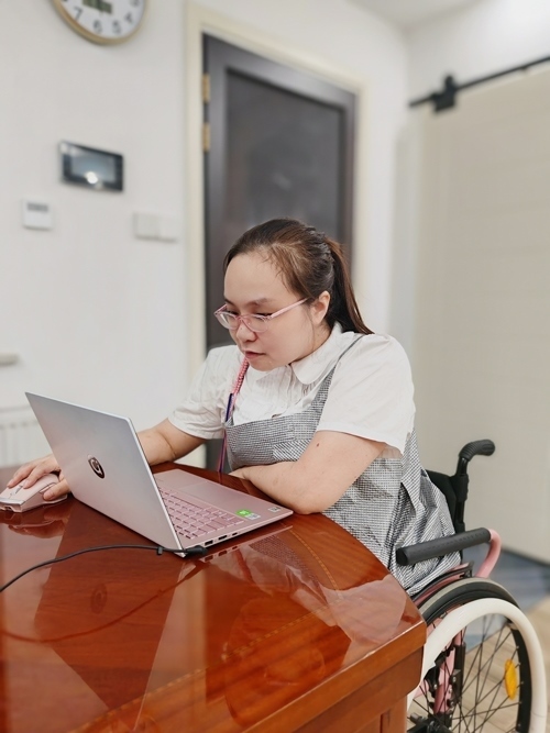 杜誠誠在準(zhǔn)備電影講解稿。 魏涵玉攝