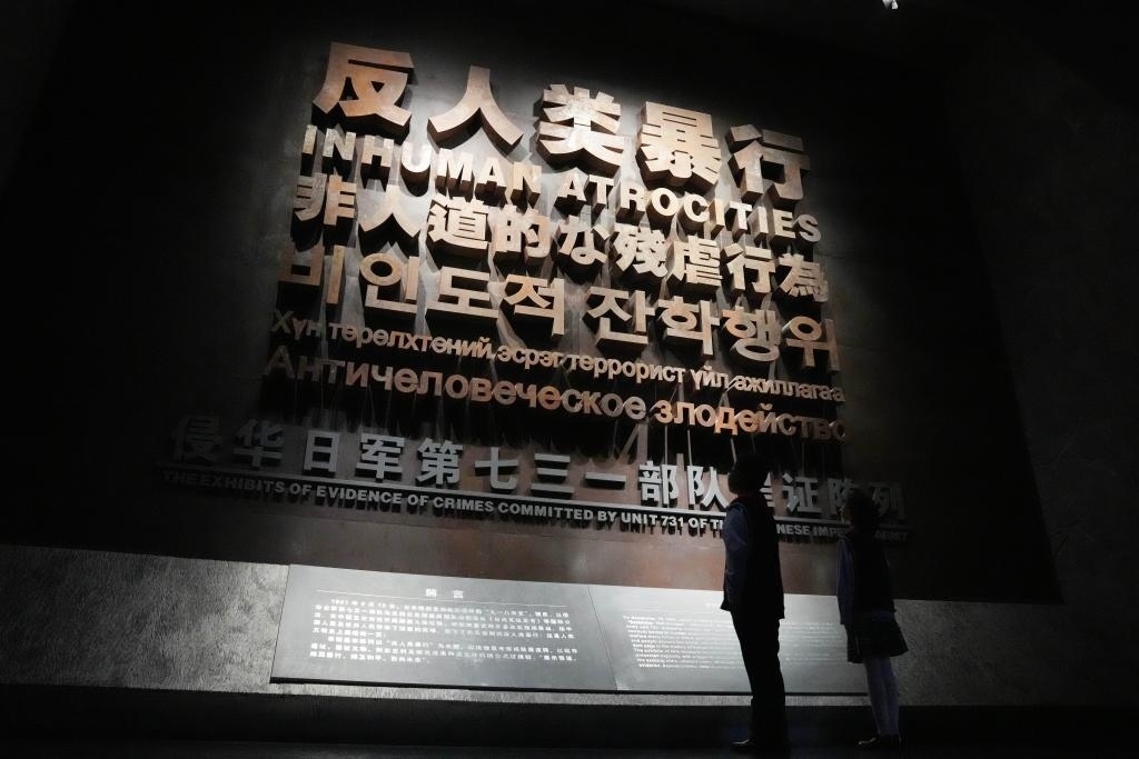 9月18日，青少年在侵華日軍第七三一部隊罪證陳列館內(nèi)參觀。新華社記者 王建威 攝